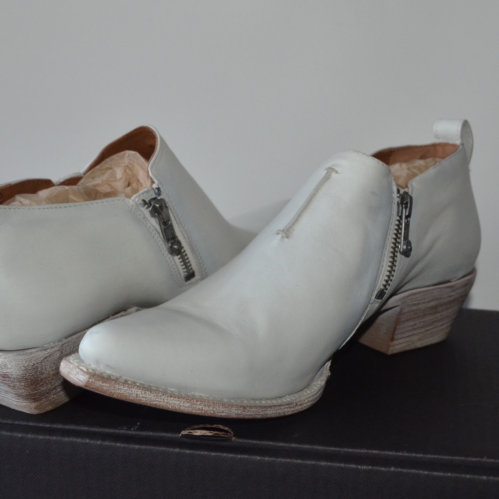 NIB Frye Sacha Moto Zip Schootie White Size 10 - Picture 3 of 4